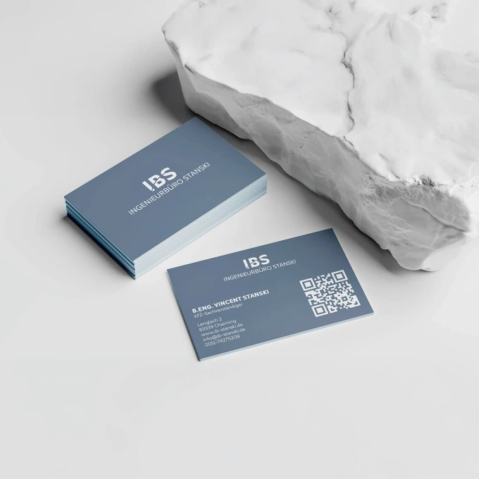 Mockup Visitenkartenstapel neben Stein Ingenieurbüro Stanski